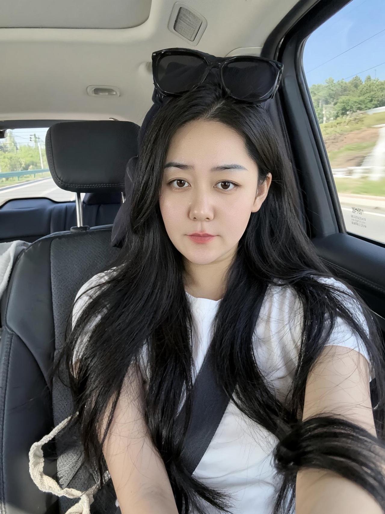 车内自拍穿搭 黑长直女孩