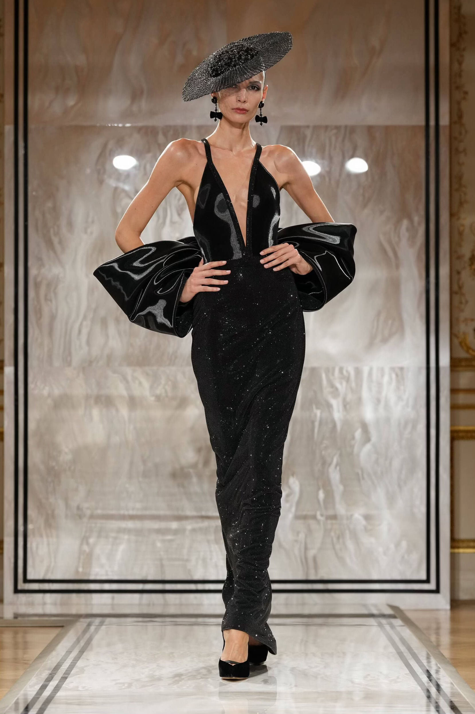 Armani Privé Fall 2025 Couture质感依然突出 ，动起