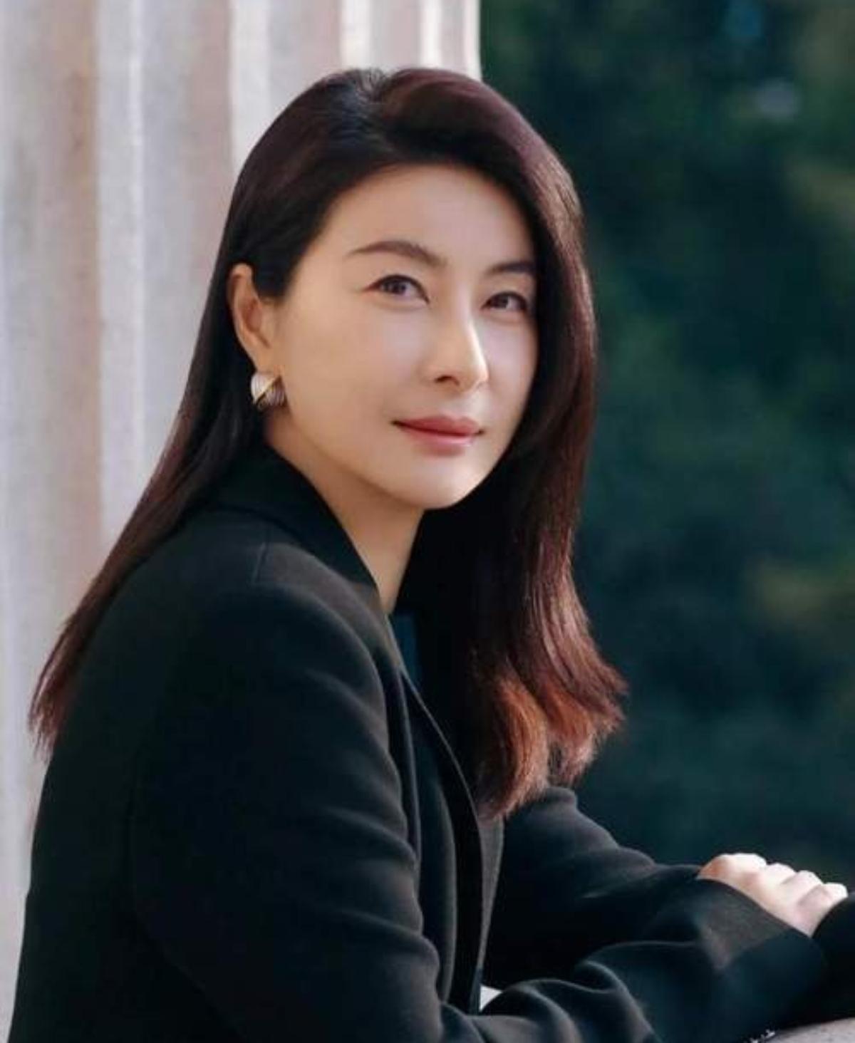 为何郭晶晶很少化妆? 郭晶晶很少化妆，真的不是她不懂精致，是人家根本不需要靠妆容