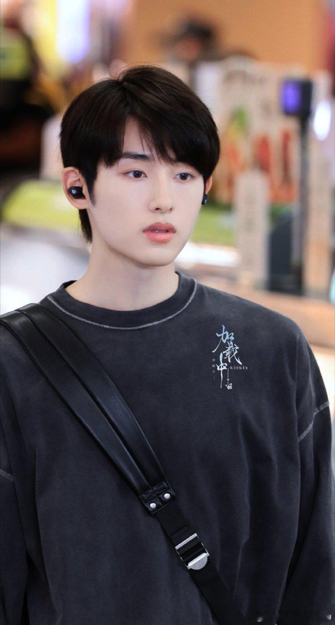 董思成陈砚周好帅 董思成的陈砚周太有魅力！军绿色工装路透自带清爽氛围感，单肩背包