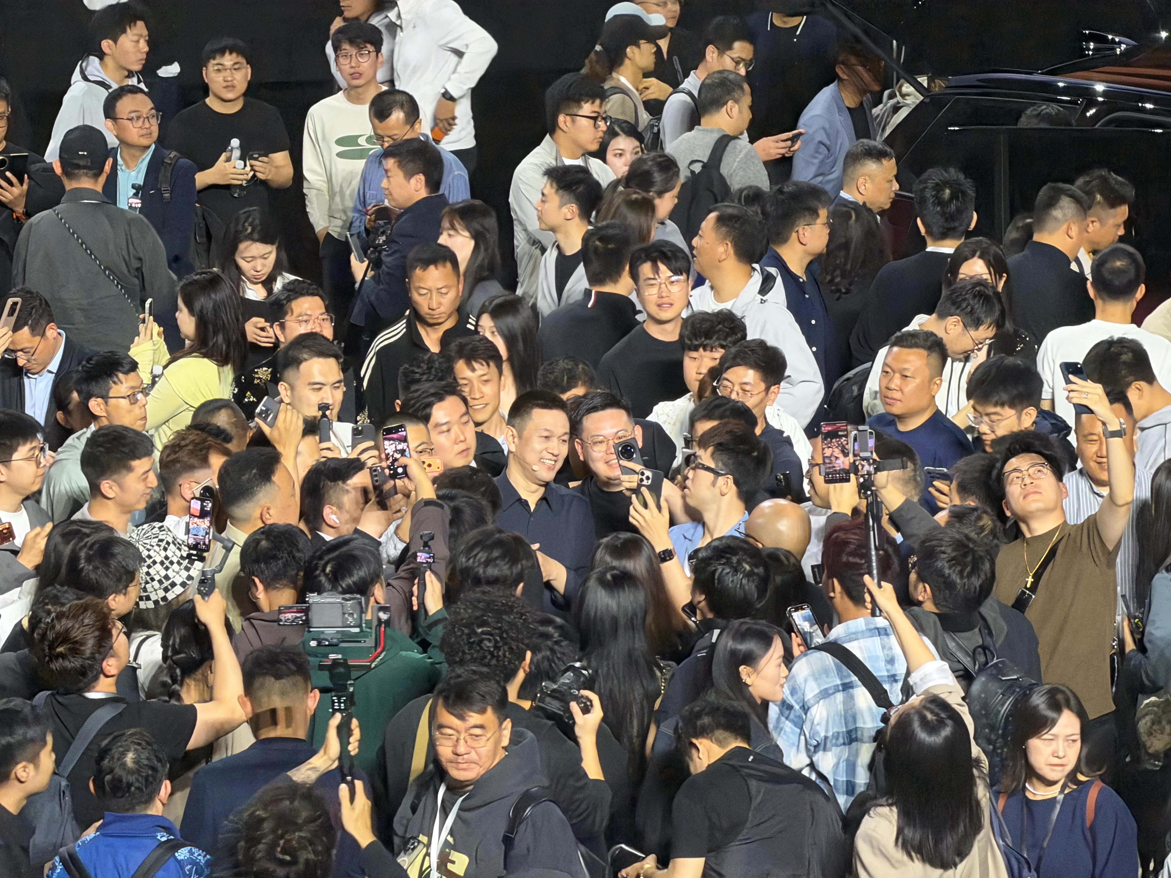 蔚来es9 发布会后被人群簇拥的