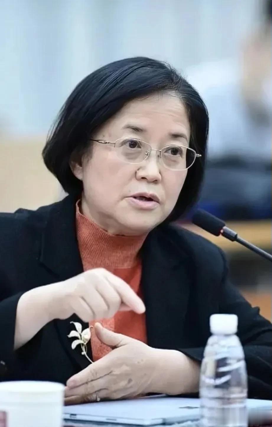 近期再出“高论”的三位重量级专家:

1.某大学教授、博士生导师杨燕绥

杨教授