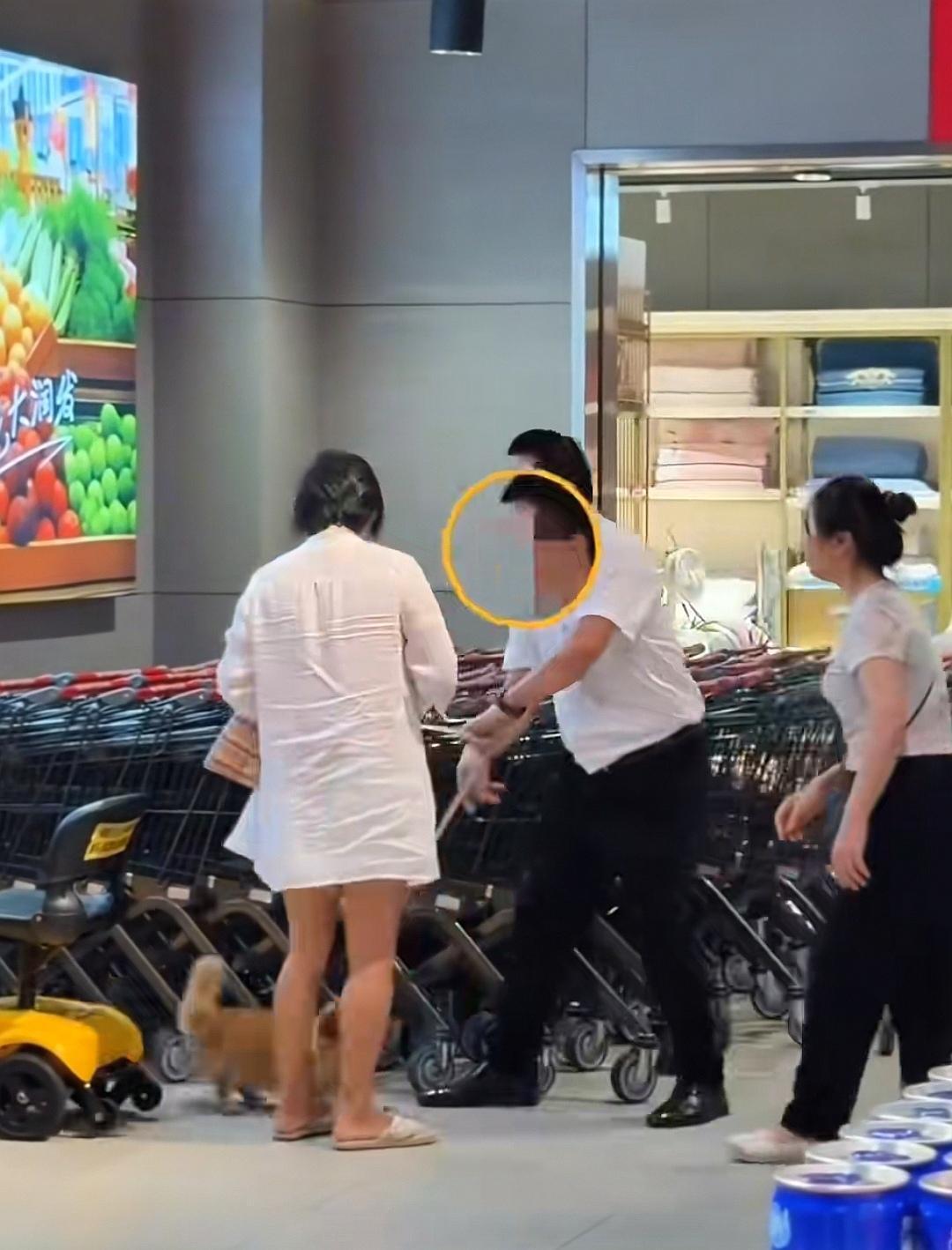 4月8日，海南三亚一超市入口处，一名女子执意将宠物狗抱上购物车欲进入超市，面对工