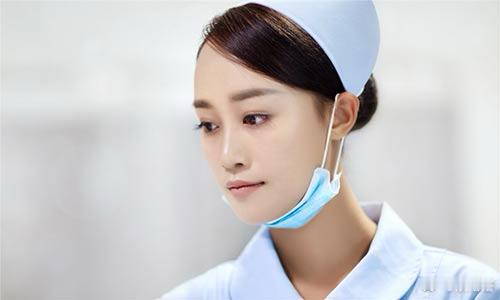 🔹 2018年《快本》同台：新人与前辈的初见✅ 肖战：2016年出道，2018