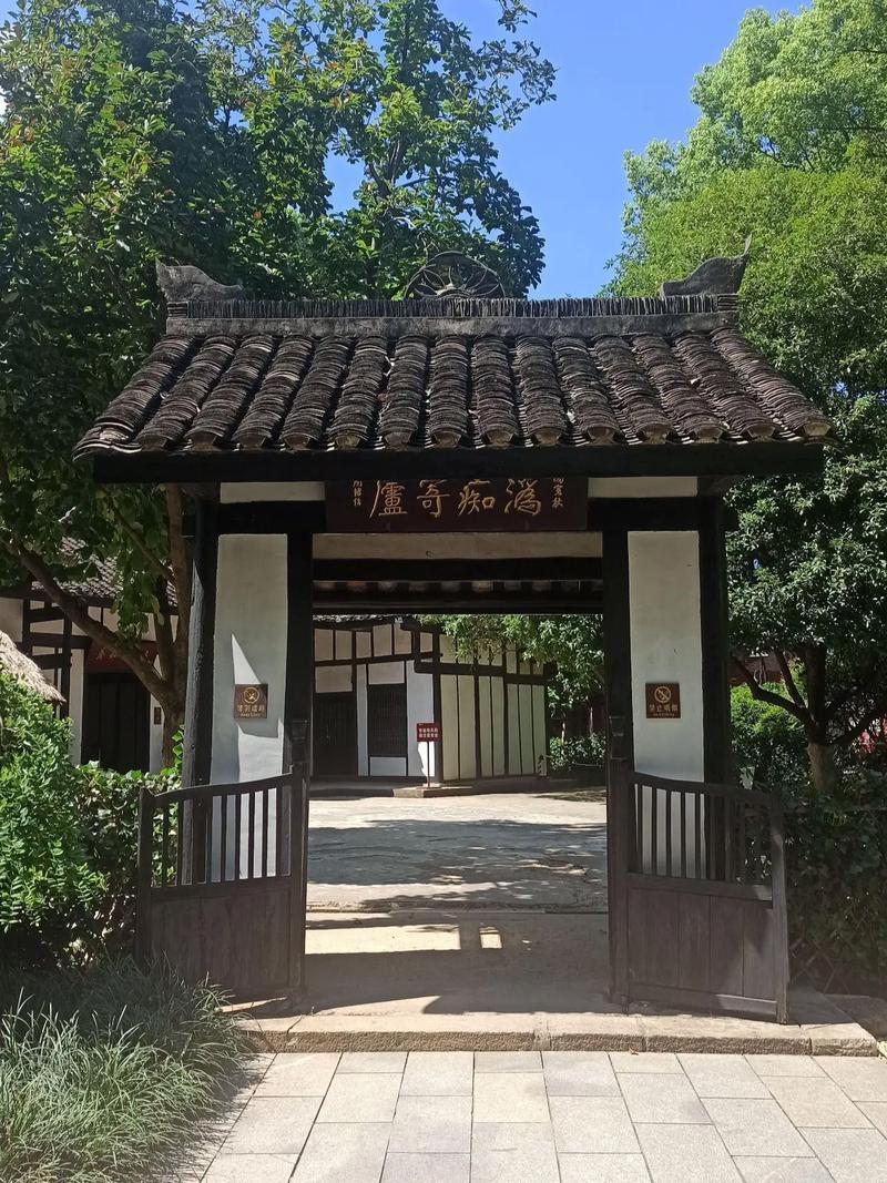 长沙的新民路，因百年前的新民学会而得名，这条街巷深处，藏着一段热血沸腾的青春史。