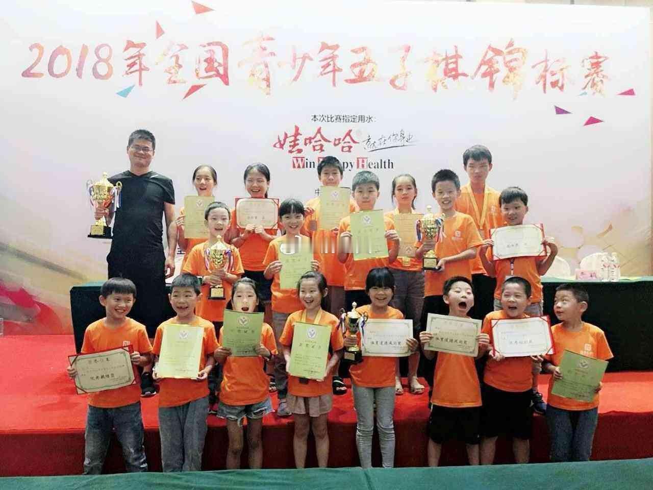 浙江小将登顶五子棋世界第一 从安城小学棋类社团走向世界赛场，浙江湖州安吉小将凌世