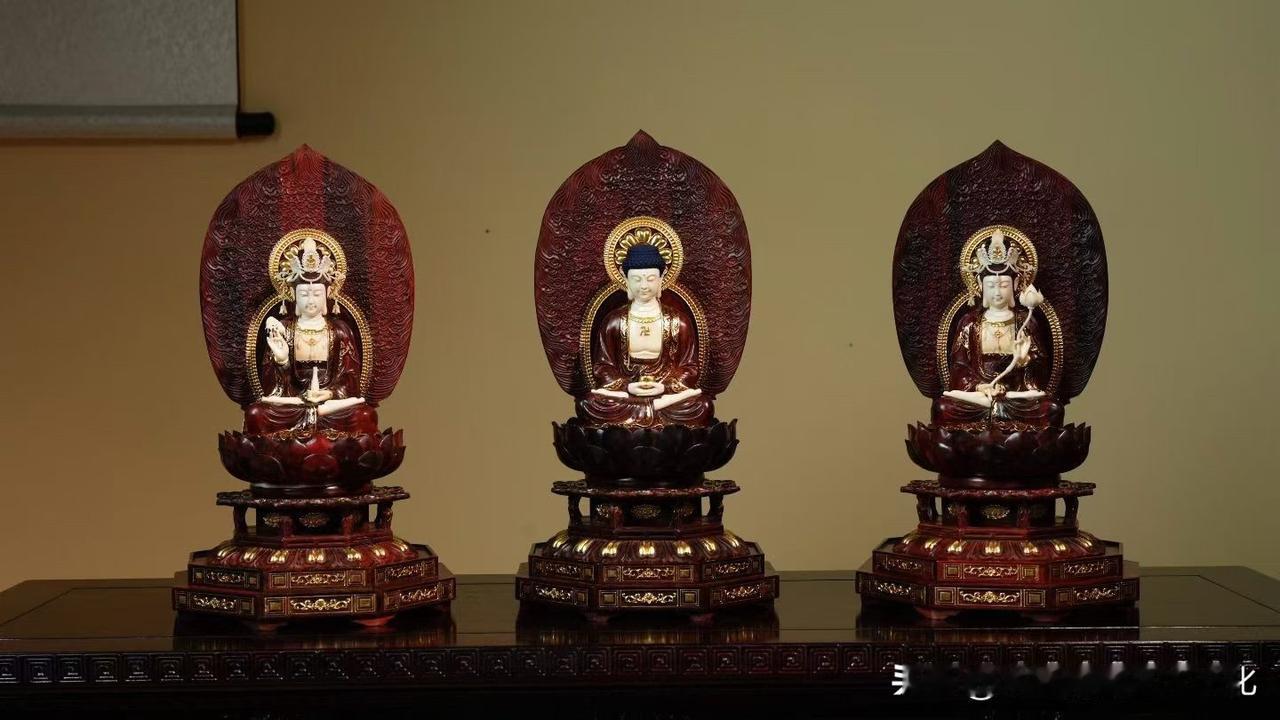 深色紫檀的沉静，遇上猛犸的温润，再以金彩点睛，三种材质交织出独特的东方华美。
