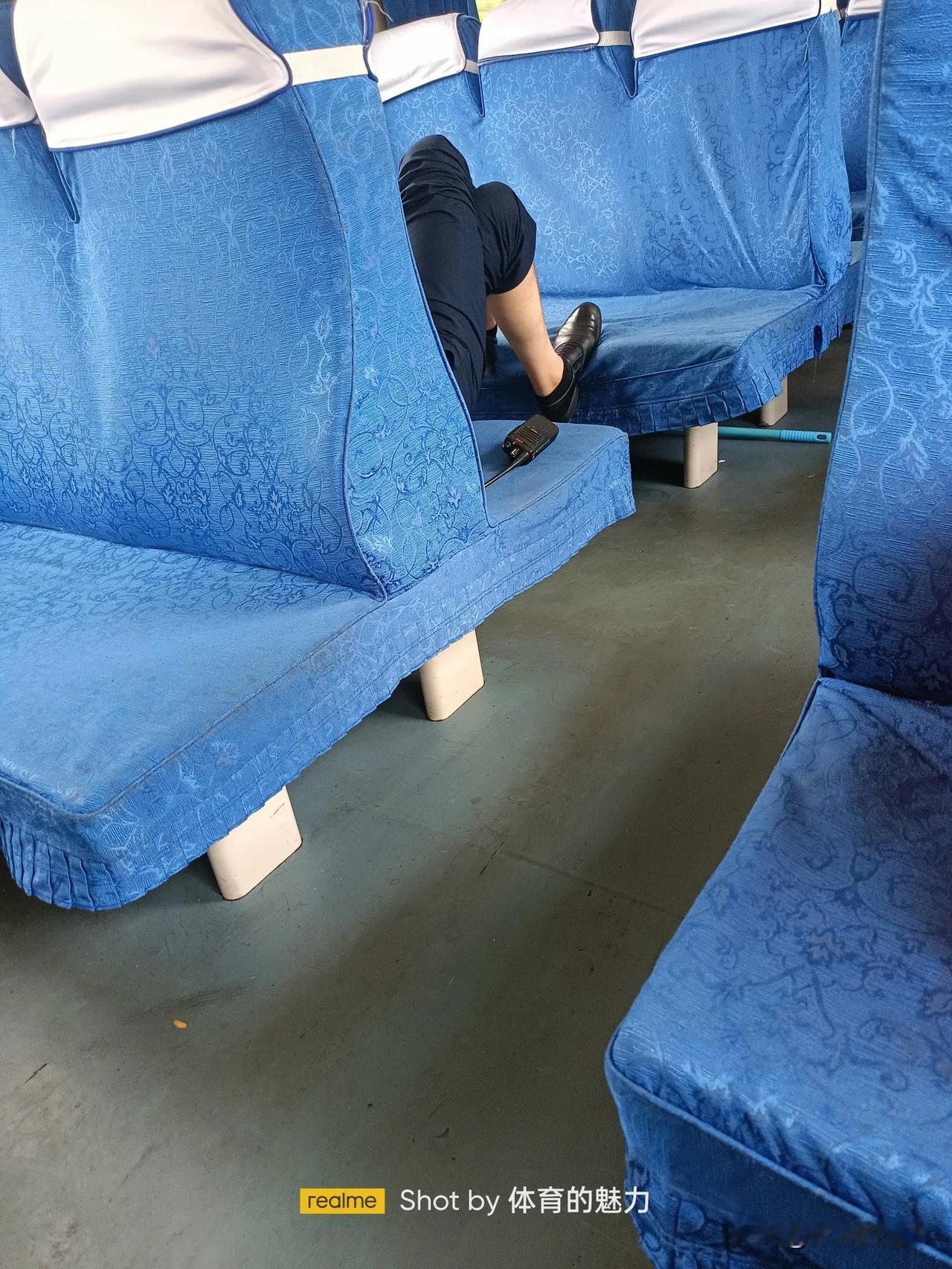 上海—西宁的K2187列车上，两个列车员坐车厢里，穿着鞋踩在旅客座位上，鞋底那么
