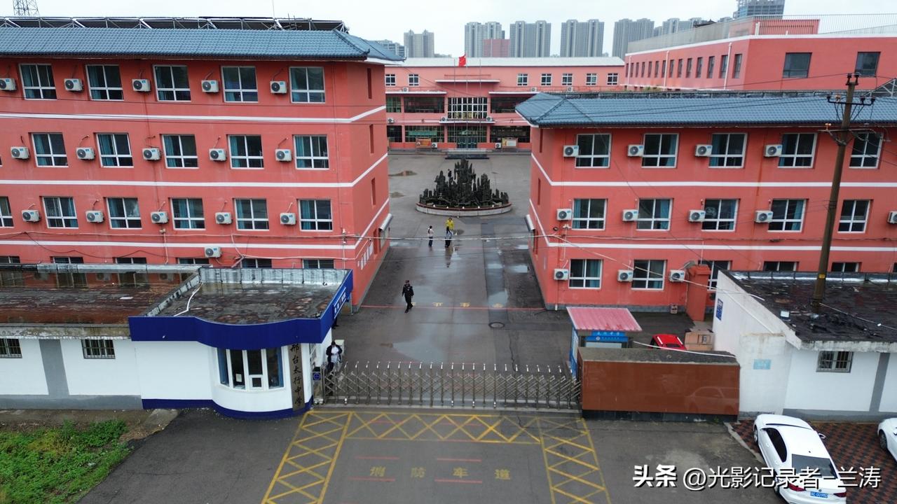 哎！一声叹息，道不尽父母心中的酸涩与无奈。孩子就差几分，便能踏入梦寐以求的大学殿