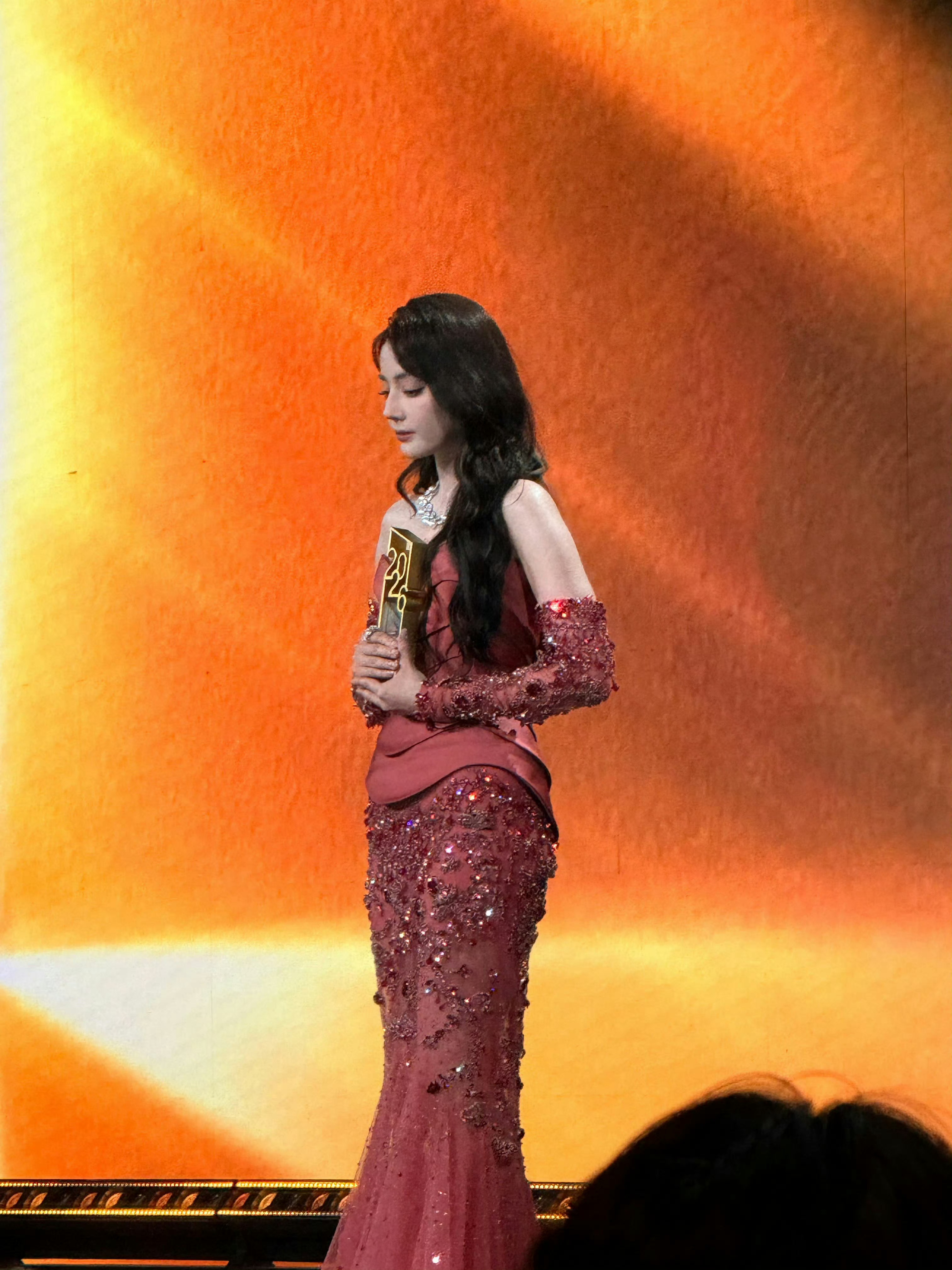 迪丽热巴演技硬实力邓妍值得演员迪丽热巴实至名归邓妍值得演员迪丽热巴实至名归，迪丽