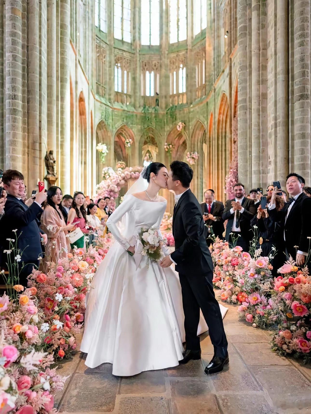 整整7年，奚梦瑶终于等来了何猷君兑现的婚礼承诺。二人早年领证生子，外界争议不断，