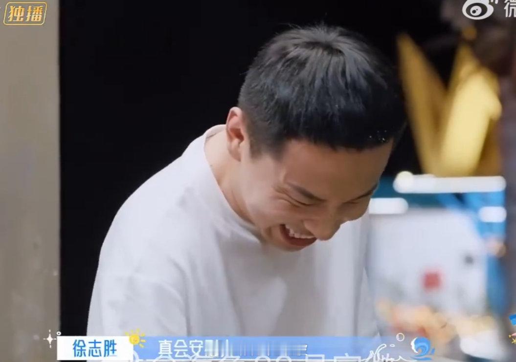 徐志胜炒鸡像演了段小品徐志胜炒鸡也太欢乐了吧！手忙脚乱的样子，加上九个人围观，还