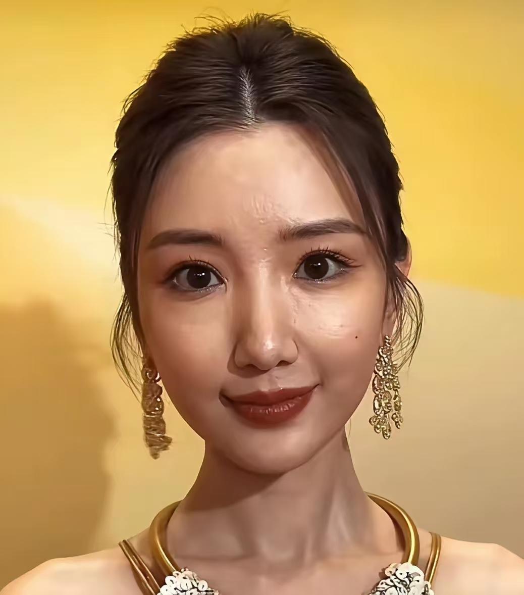 高清镜头之下，
哪个女明星更好看呢？
其实，很多明星之所以看起来那么漂亮，
一方