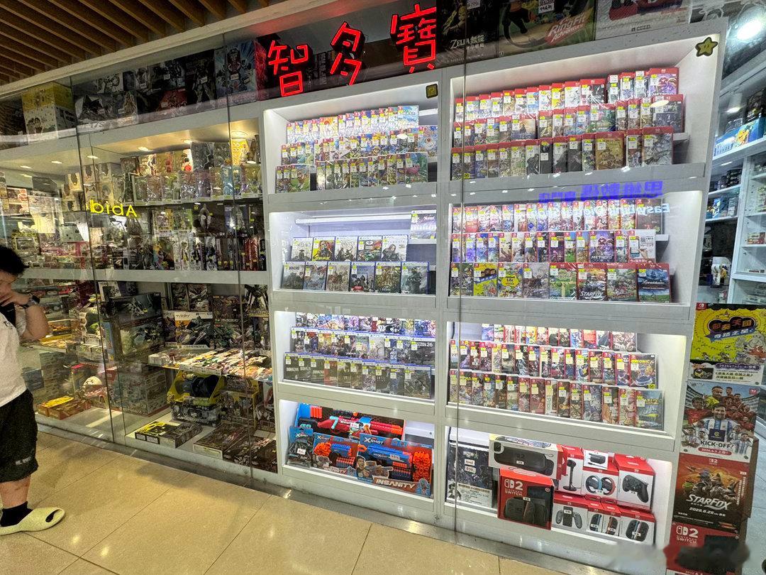 十幾二十年前我經常來的一家玩具店，看到還開著，老闆還是同一個人，感覺很欣慰。 