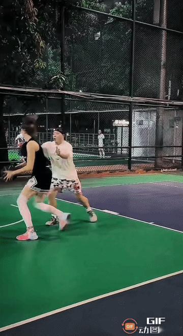 打球就打球，干嘛要从后面抱着别人呢？估计是有点意思吧[我想静静]