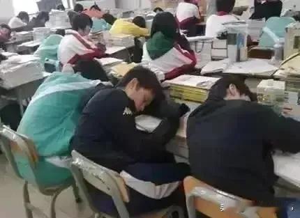 校长：课堂上如果有三个以上学生趴在桌子上睡觉，老师就要被约谈，对此您怎么看？
