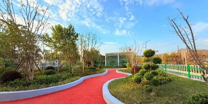 【闲置地变“口袋公园”，燕子矶城市更新“见缝插绿”】昔日杂草丛生、围挡封闭的闲置