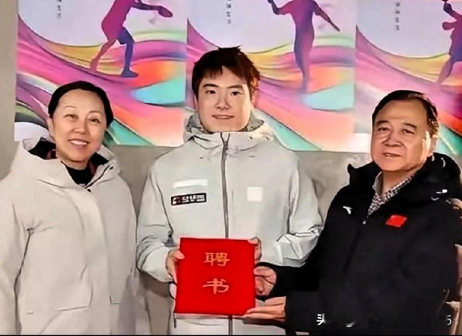 谁懂啊！梁靖崑悄悄逆袭了✨
不只是乒乓名将，如今已是北电体育副教授
赛场挥拍，讲