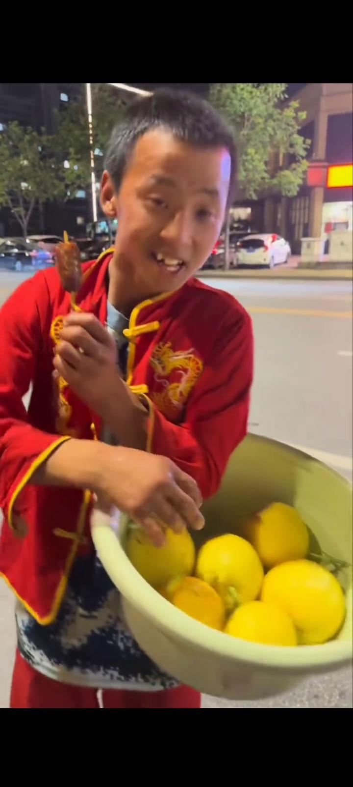 善良是他的本能。
我眼中的大飞，在别人眼里轻如鸿毛，可是他自己满身疲惫，见人难处