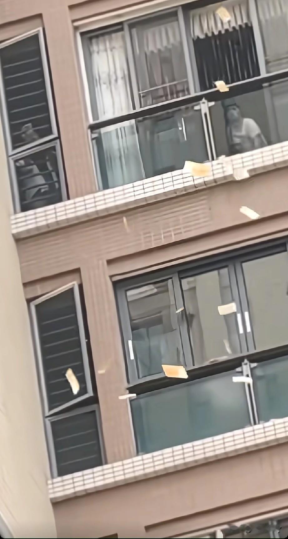 大城市机会就是多！路过小区都能撞上“发财”的好事！
汕头的星湖城直接下起了“港币