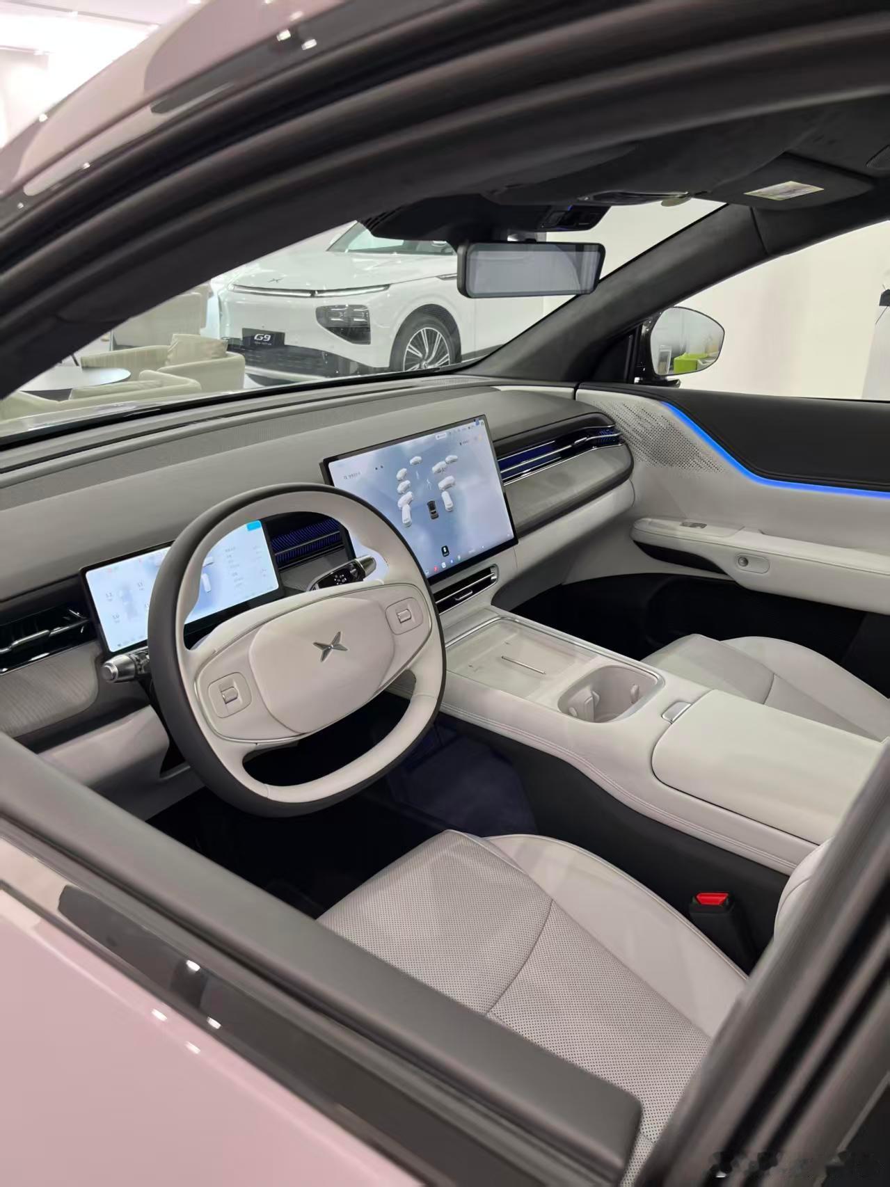 800V平台是它的王牌，充电特别快，后排空间比看起来大很多，智能驾驶是强项。 