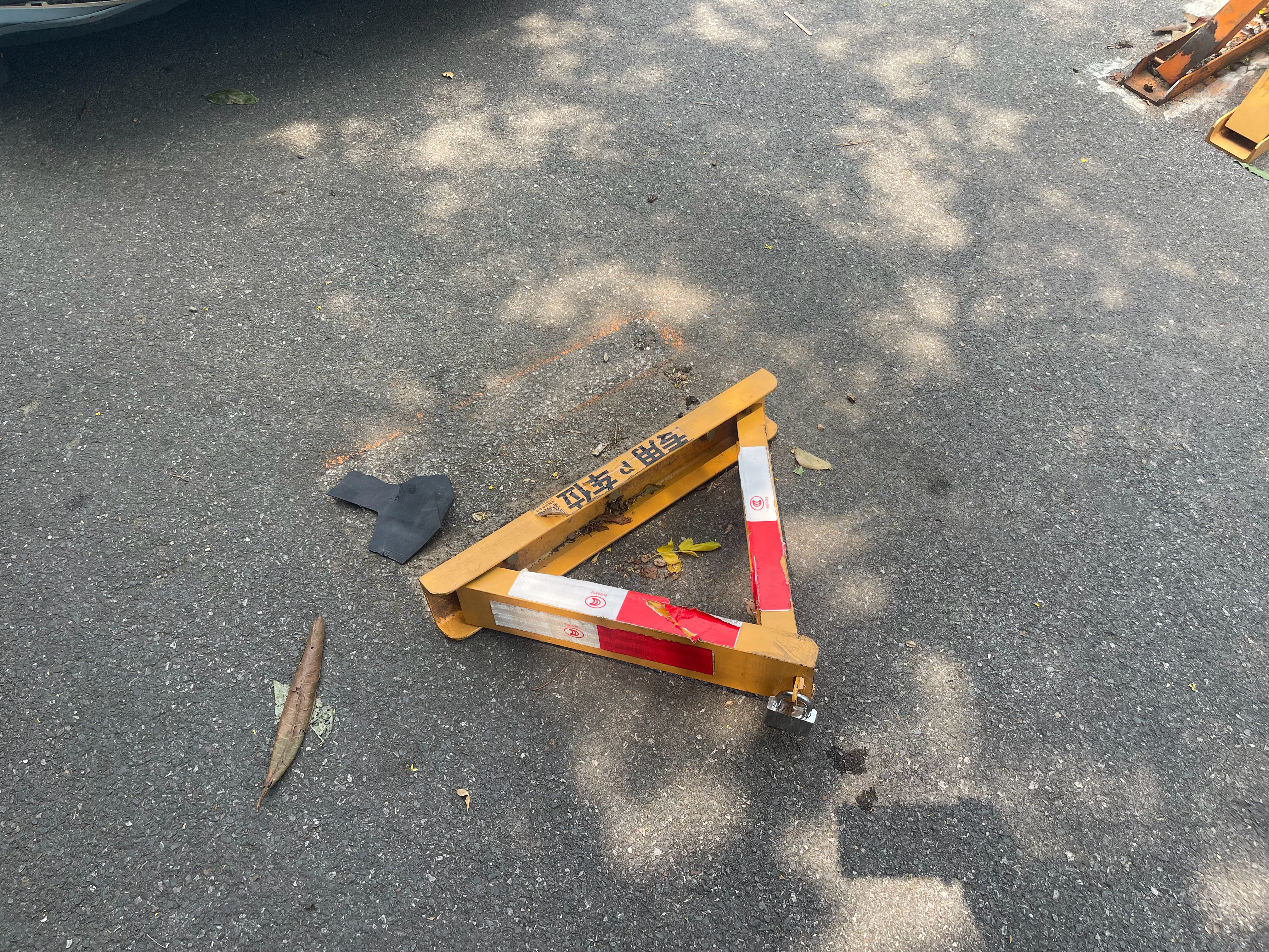 今天好不容易挣了几百 ，结果撞到这个停车位锁车架子上。又要修车，买锁车架子。我还