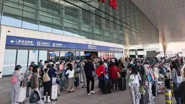 2026年作为浙江全面推行省域中小学春假的首年，差异化错峰放假的安排近期正催生出