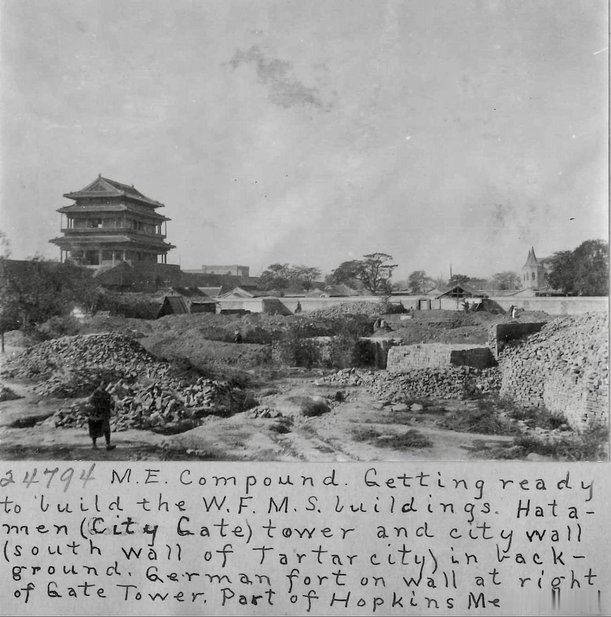 崇文门城楼内侧，右侧可见同仁医院，1903前后。 妇婴医院工地。 图三左下方的楼