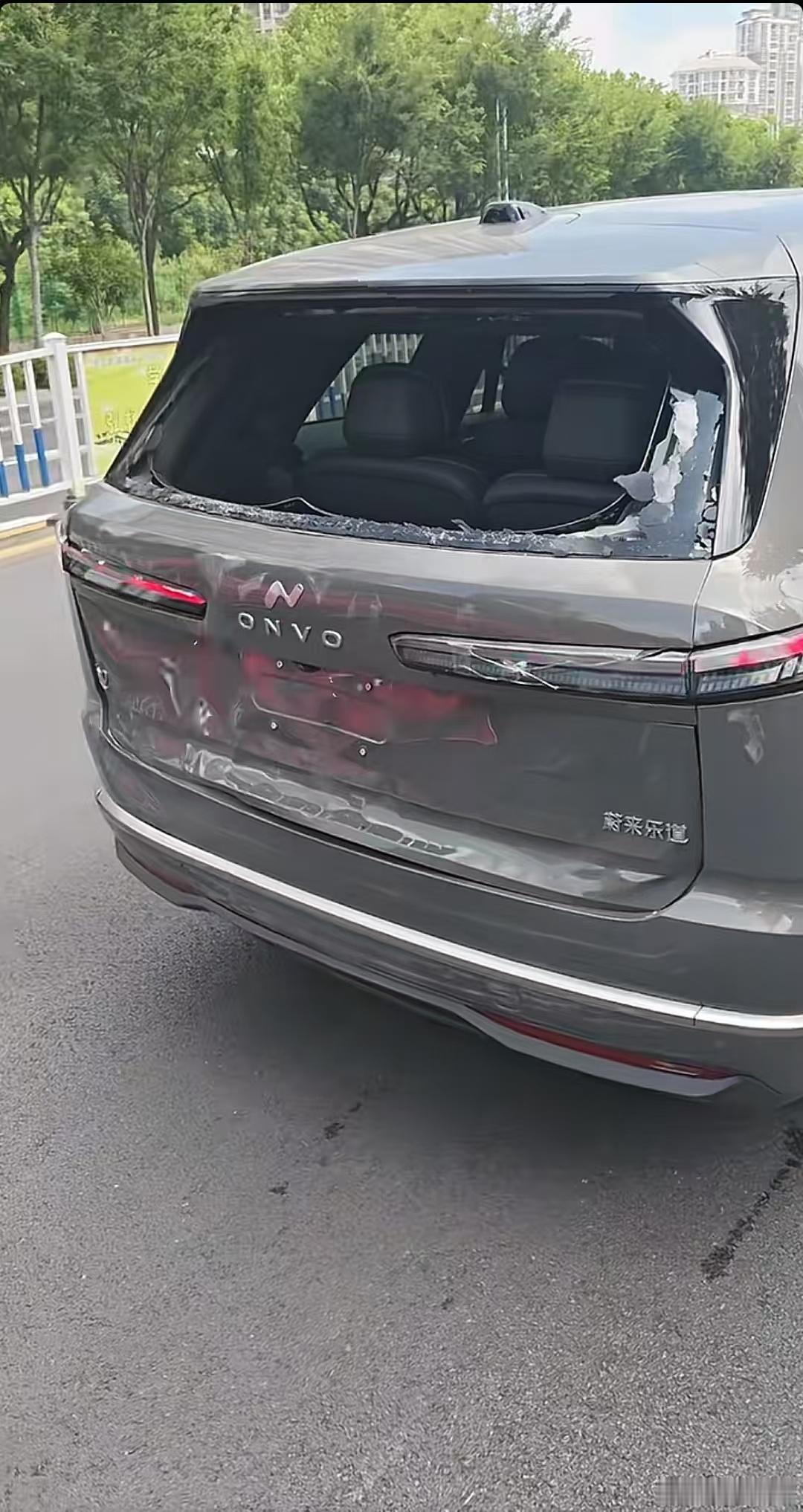 乐道L90很硬，没事別乱碰！蔚来乐道l90大三排suv空间奇迹电动兄弟 ​​​