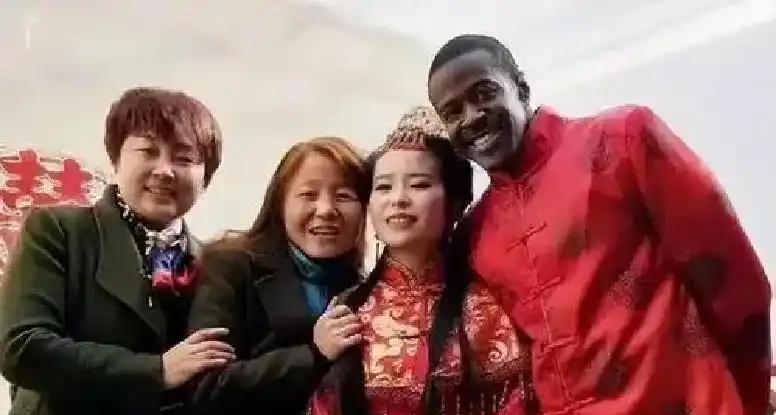 法学界陈枫：加强对外嫁女性的管理已经刻不容缓。他建议，只要中国女孩嫁给老外，必须
