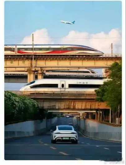 天下文章一大抄：让你弯道抄车、没让你直道抄广告呀！这两个宣传文案有啥区别？网友们