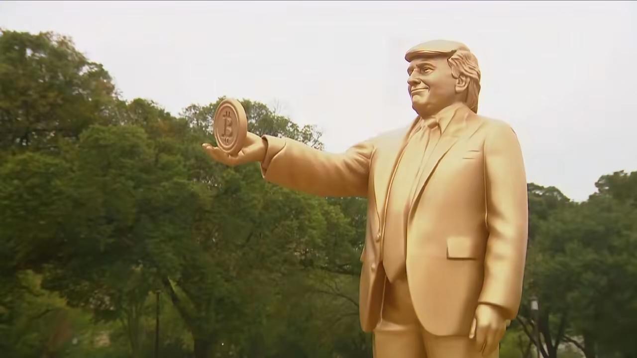 是的，你没看错，这就是特朗普金身雕像，已经赫然矗立在美国国会大厦前。

该雕像高