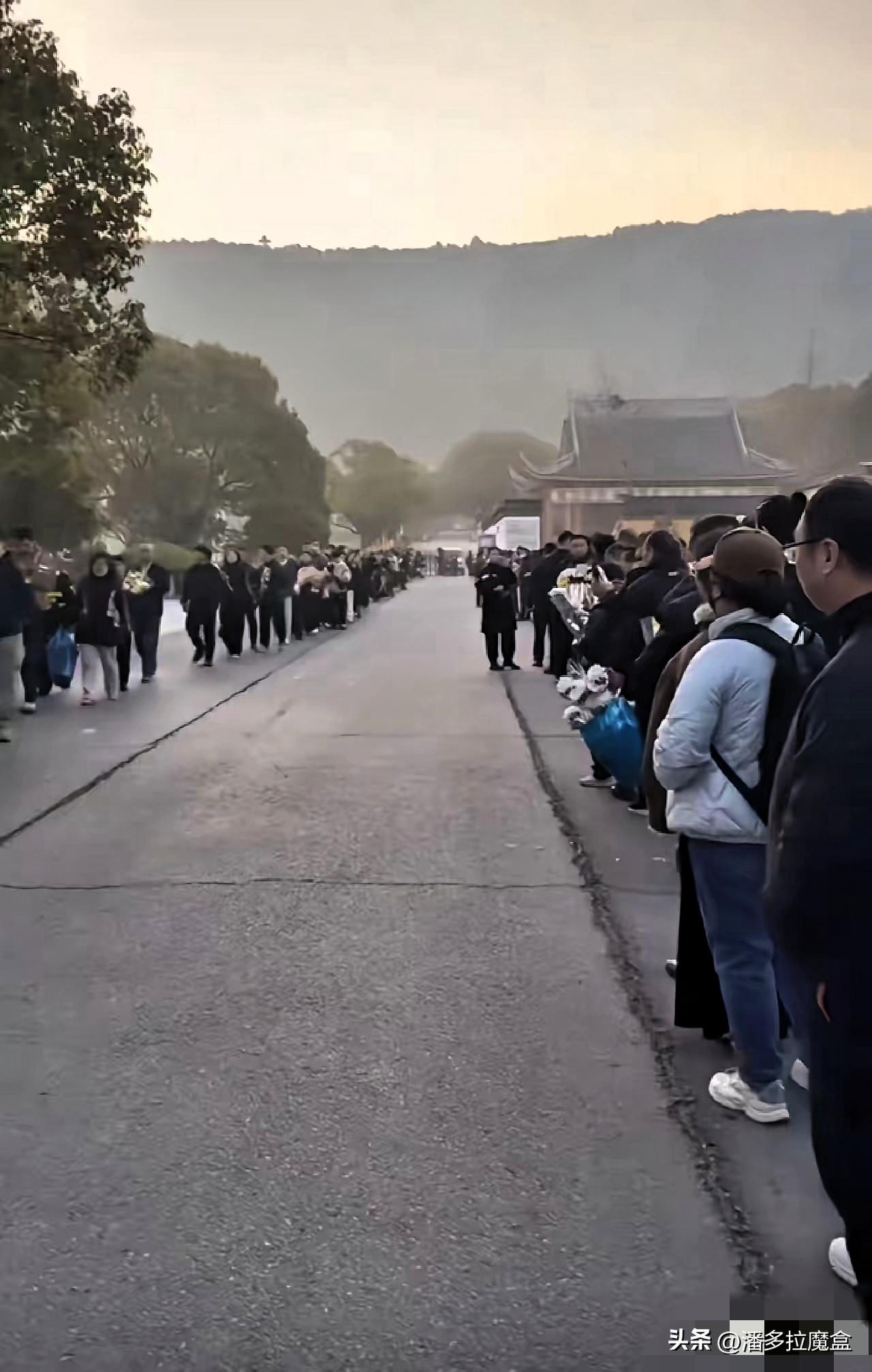 苏州的街头，一辆电动车孤零零地停在公司门口。车主却永远不会再来骑它了。

才41