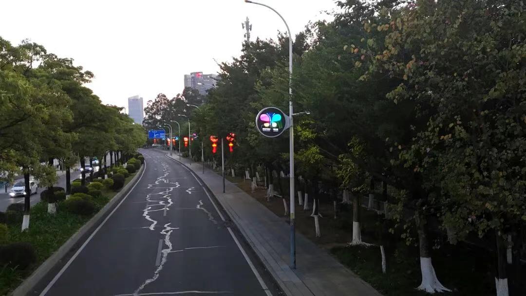 【你发现了吗？南沙的路灯变漂亮了！】南沙的路灯又有新花样了！蕉门河岸边，一排排崭