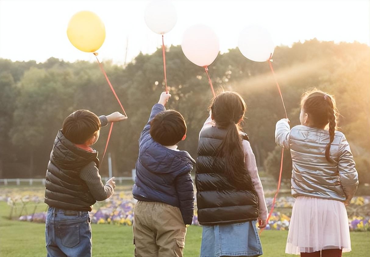 老话说“春捂秋冻”，霜降将至，孩子要挨冻吗？如何穿衣更合适？
霜降将至，孩子要注
