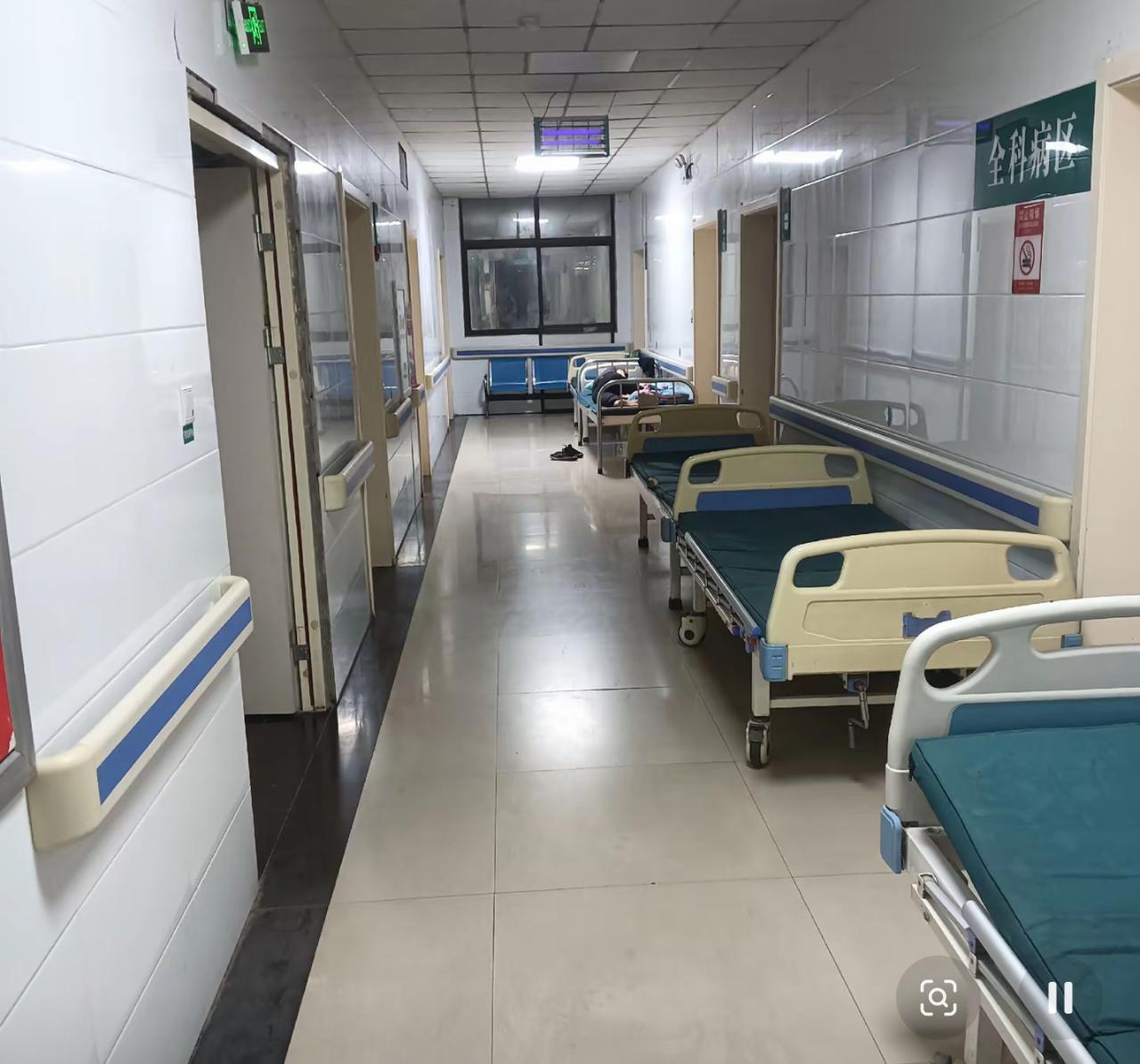 一位憨厚朴实的青年男子办理出院手续，主治医生出题考验他：“什么东西男人有女人有，