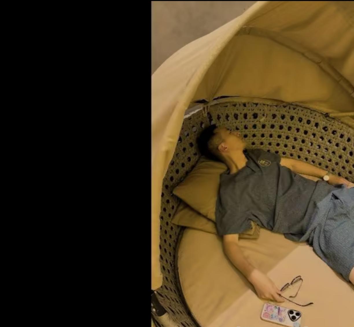 记住：成年人的世界，
朋友都是利益产物。
若你弱小没人把你当朋友，
若你强大身边