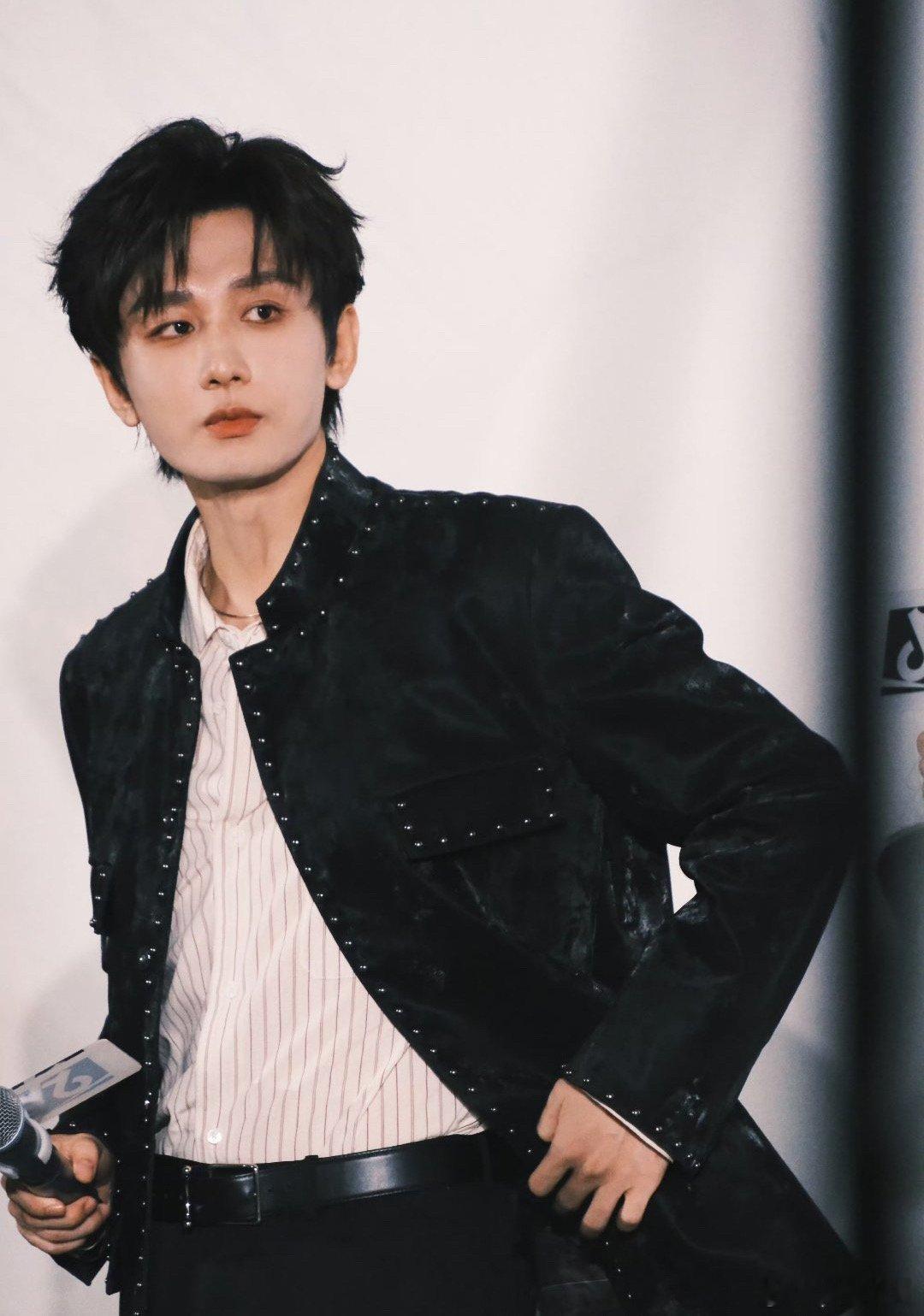 成毅深潜 cy 成毅云弘深从惊羽到相夷，从应渊到玄夜，都是成毅赋予的鲜活。成毅 