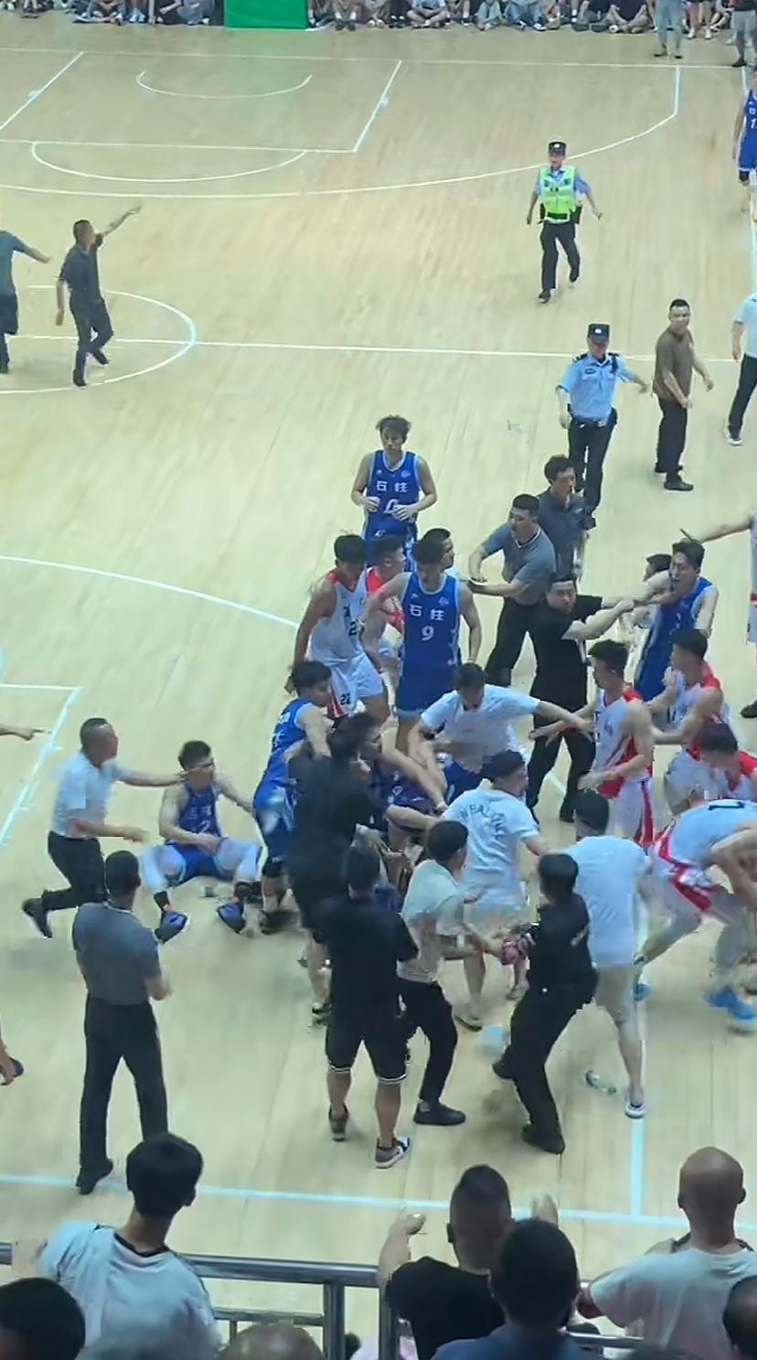 球赛骚乱扔水瓶的见多了，但扔铁盆的你们见过吗[捂脸][捂脸]
国内一地区的联赛比