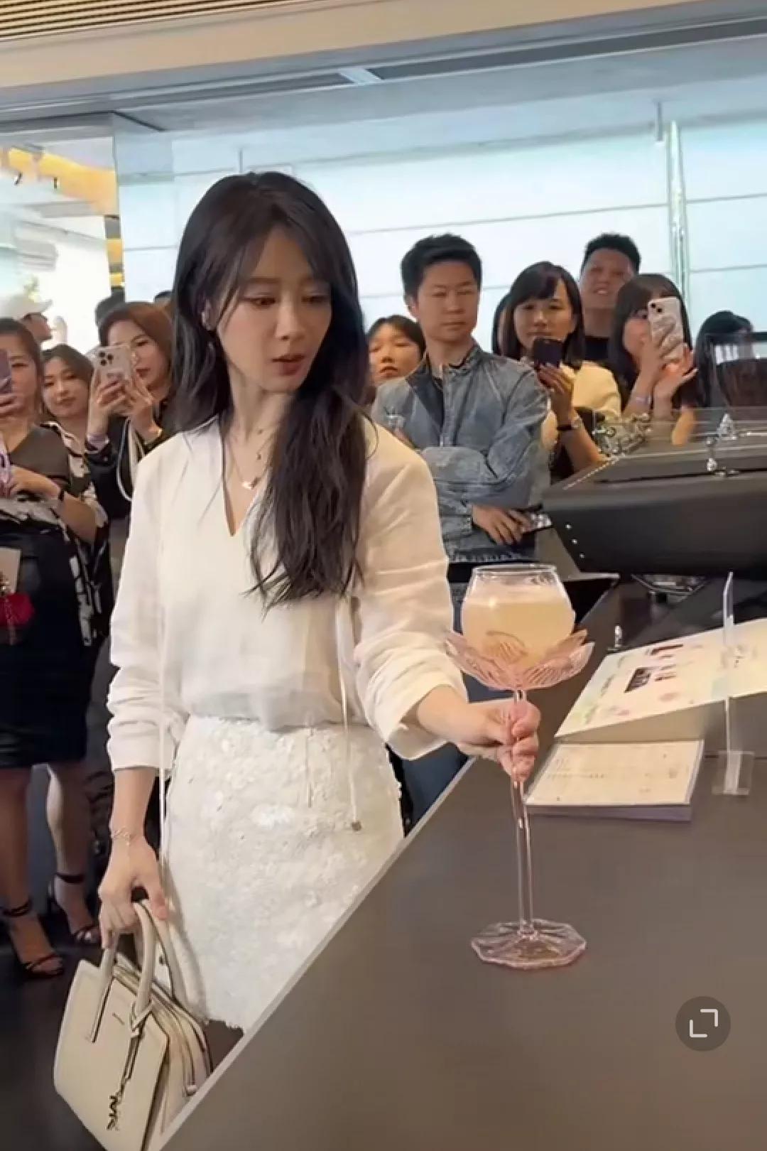 优雅品酒会，白裙美人与粉丝互动
杨紫换了造型师换的好值得，这几年造型真好适合她，