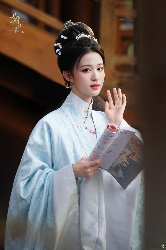 王楚然快跑，全是“恶评”！大美女片场秒变可爱小人机，摊手伸脖子萌翻全场。新剧造型