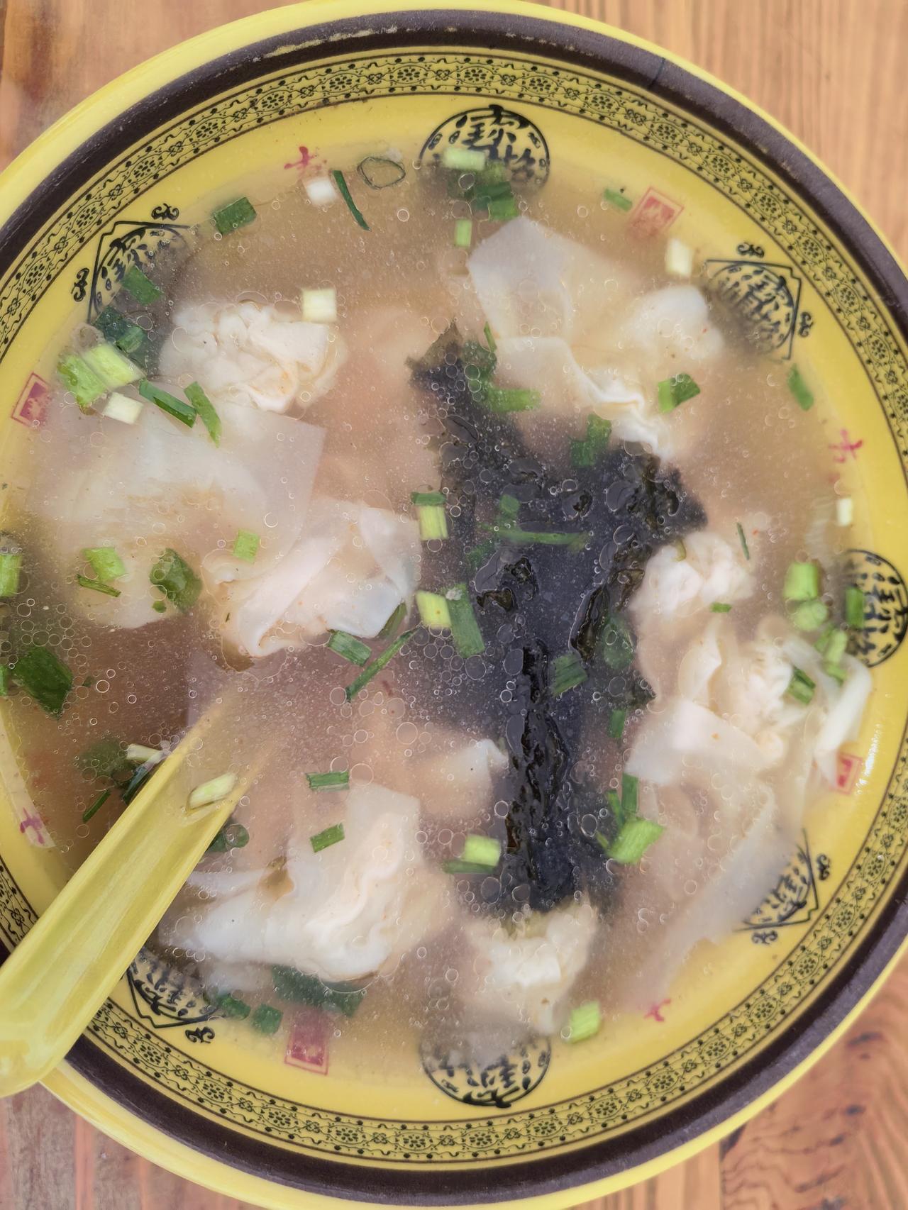 今天上午去报名社区工作的考试，我拿到了一百四十几号，我的妈呀，还在不断的排队报名