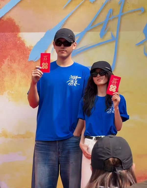 我靠，这是张子枫和陈飞宇吗？他俩要合作？？我失忆了吗？ 