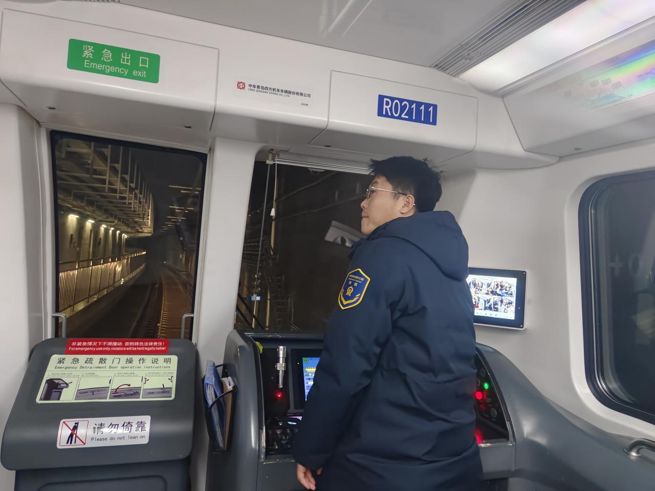 你知道地铁里车头前方的景像吗？你知道地铁司机在驾驶室干啥吗？