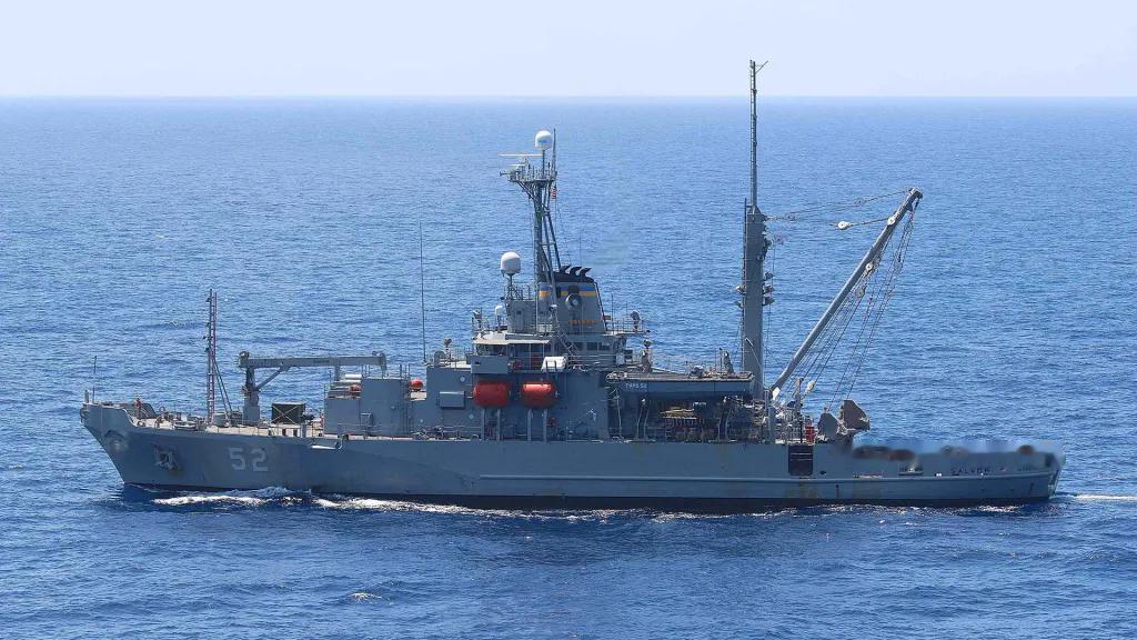 最新消息，美军开始着手打捞10月26日坠毁在南海某处的MH-60R海鹰反潜机及F