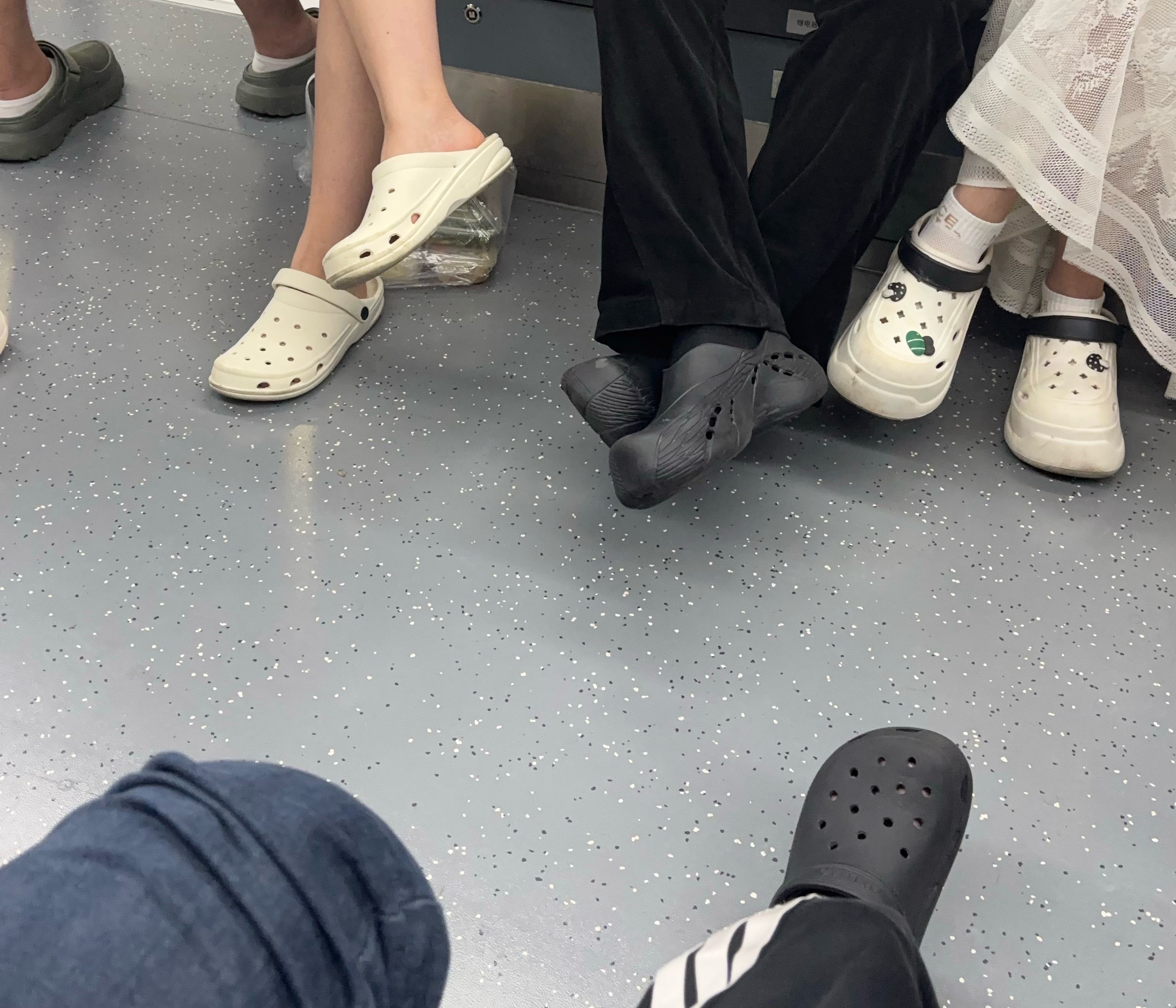 这世界迟早被洞洞鞋统治 