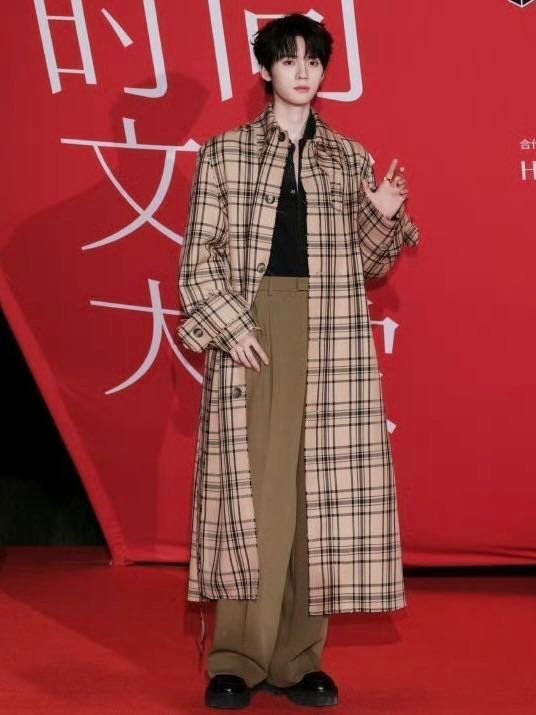 谁给周翊然选的风衣棕色格子风衣配上微风，周翊然这一身走在路上，简直就是移动的风景