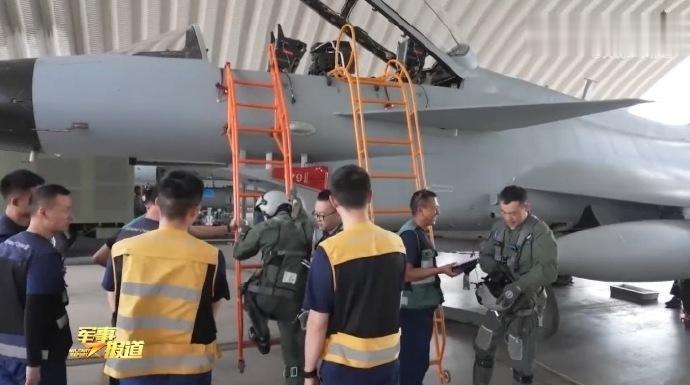 看来，歼10还真是比F16大了不少啊。查了下数据，F16空重8.5吨，最大起飞重