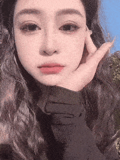 晒图笔记大赛睫毛修的又长，妆容打扮的也自然，美美的一天！