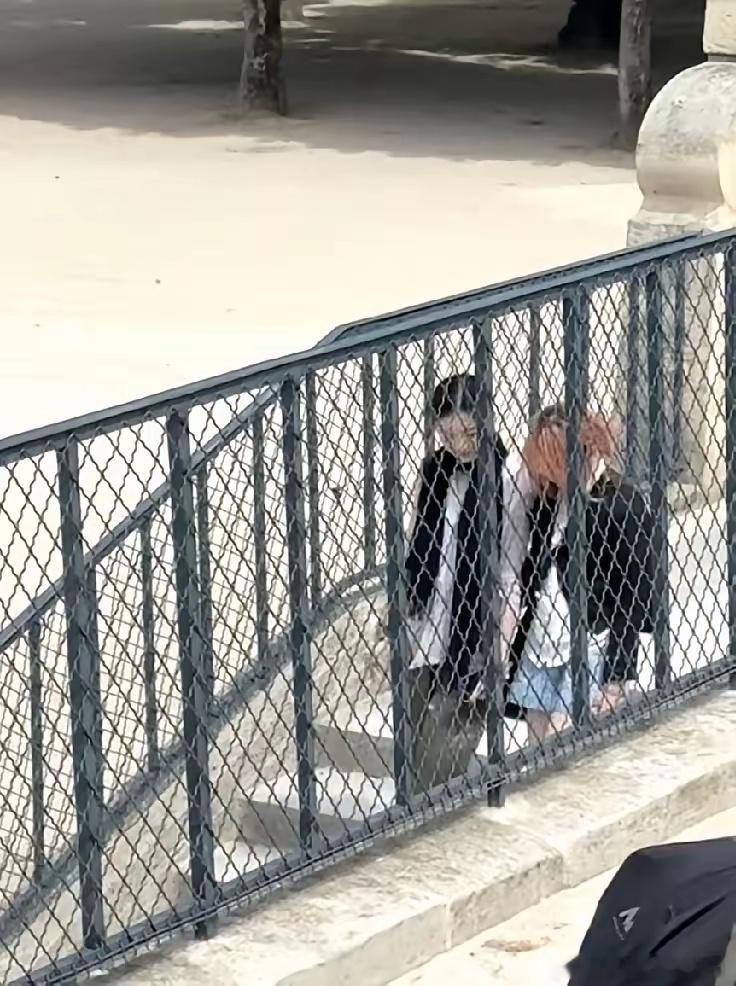 王菲女儿李嫣在巴黎被偶遇，她现在的穿搭和气质是越来越像王菲了，又瘦又高还腿长，皮